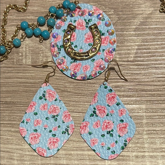 Faux Leather Floral Horseshoe Pendant Necklace and Earrings Set - Picture 9 of 9